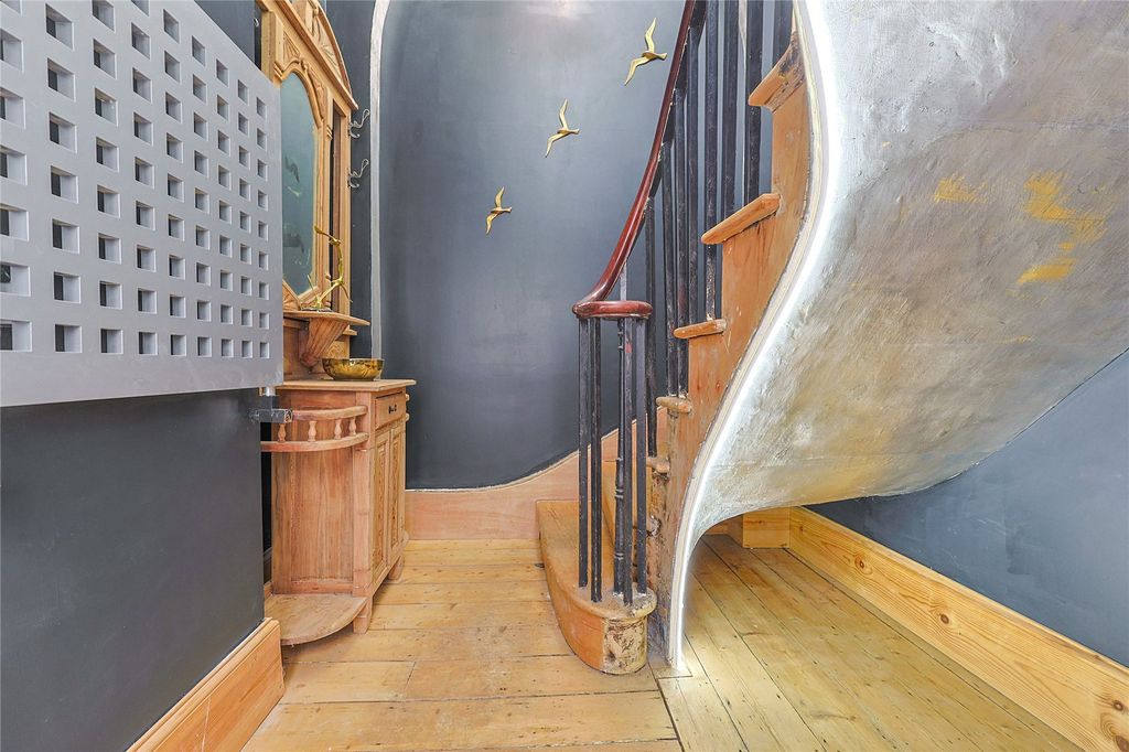 Property photo 2 of 14 Hallway