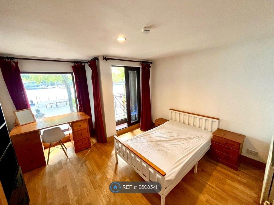 Property photo 2 of 11 Large Bedroom Overlooking Greenland Dock