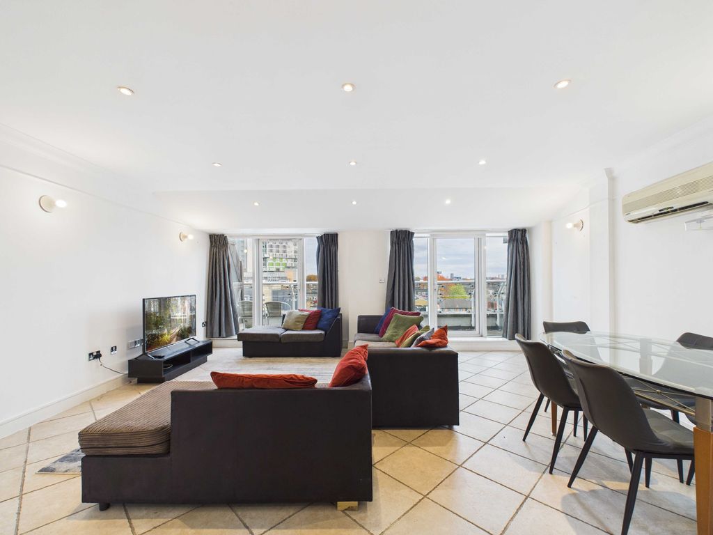 Property photo 3 of 18 Cam03741G0-Pr0130-Still004