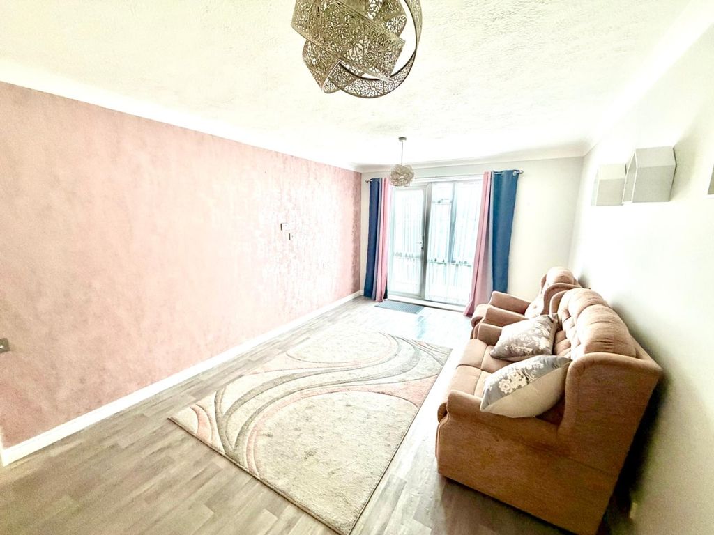 Property photo 2 of 6 Lounge