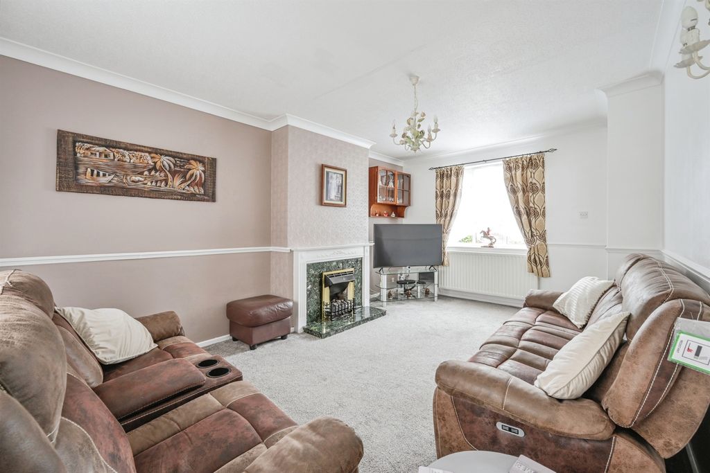 Property photo 3 of 18 Lounge: