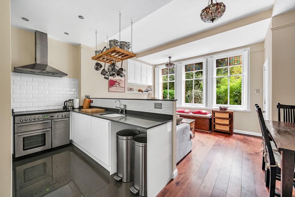 Property photo 3 of 9 Flat 1, 59 Barrowgate Road-5.Jpg