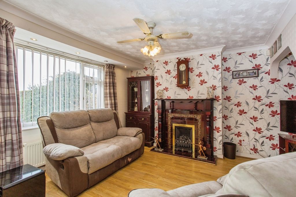 Property photo 2 of 16 Lounge