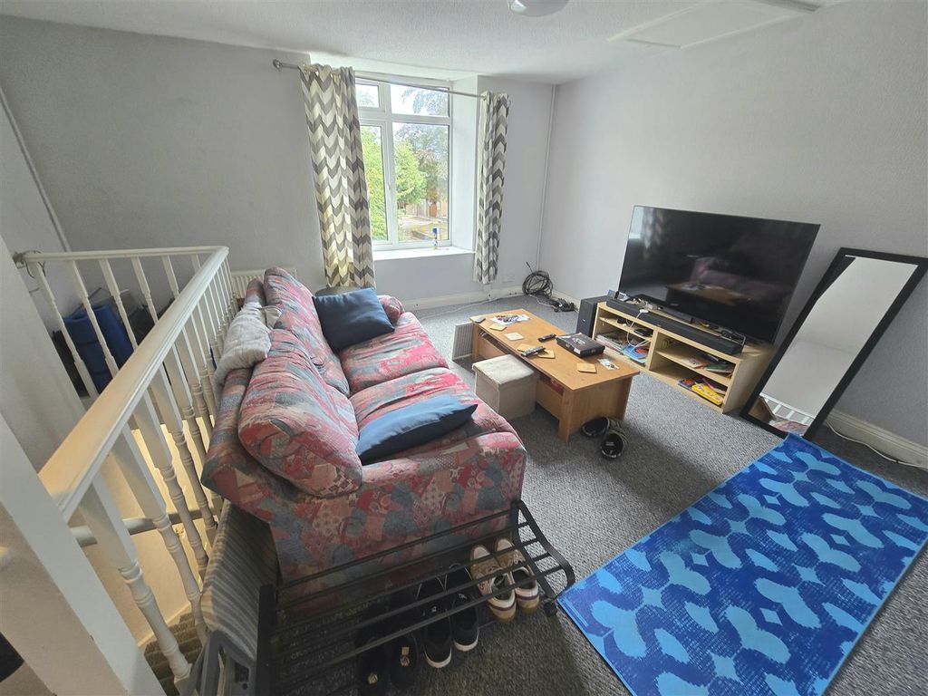 Property photo 3 of 7 Lounge