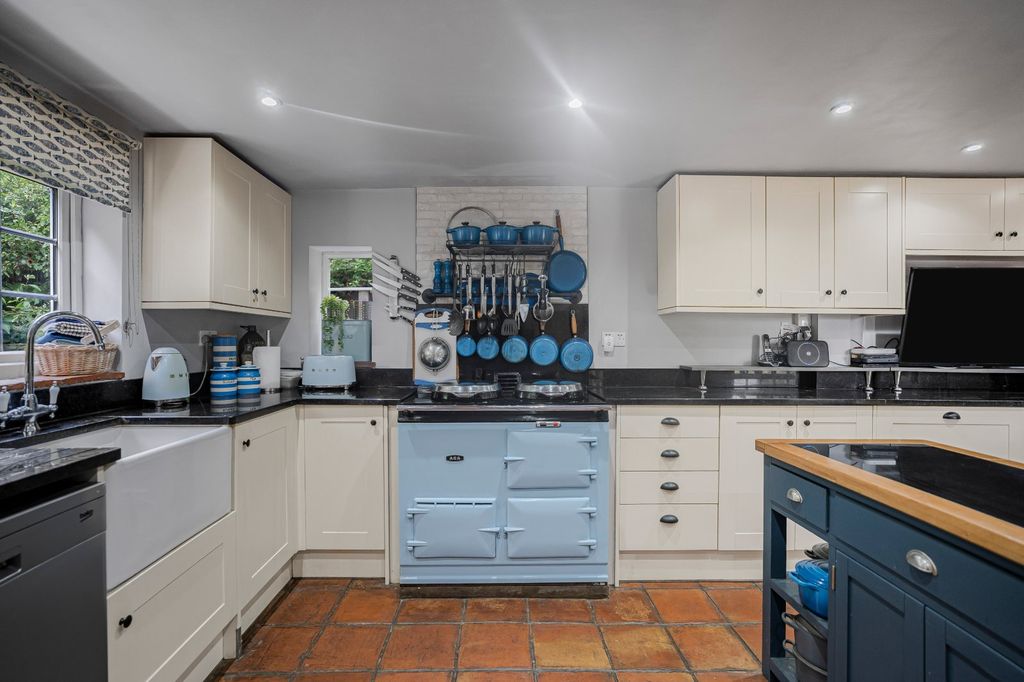 Property photo 3 of 10 Kitchen