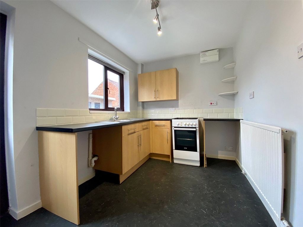 Property photo 3 of 8 Kitchen