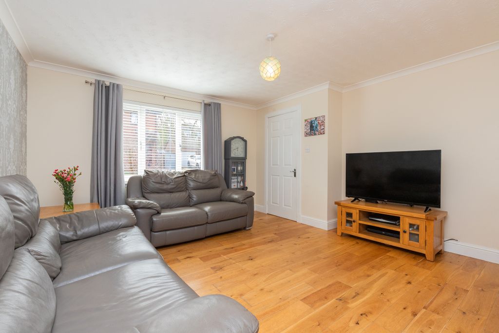 Property photo 2 of 20 24 Falside Avenue Pa2 6Jy-3