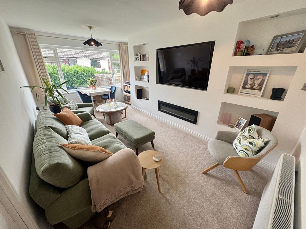 Property photo 2 of 17 Lounge
