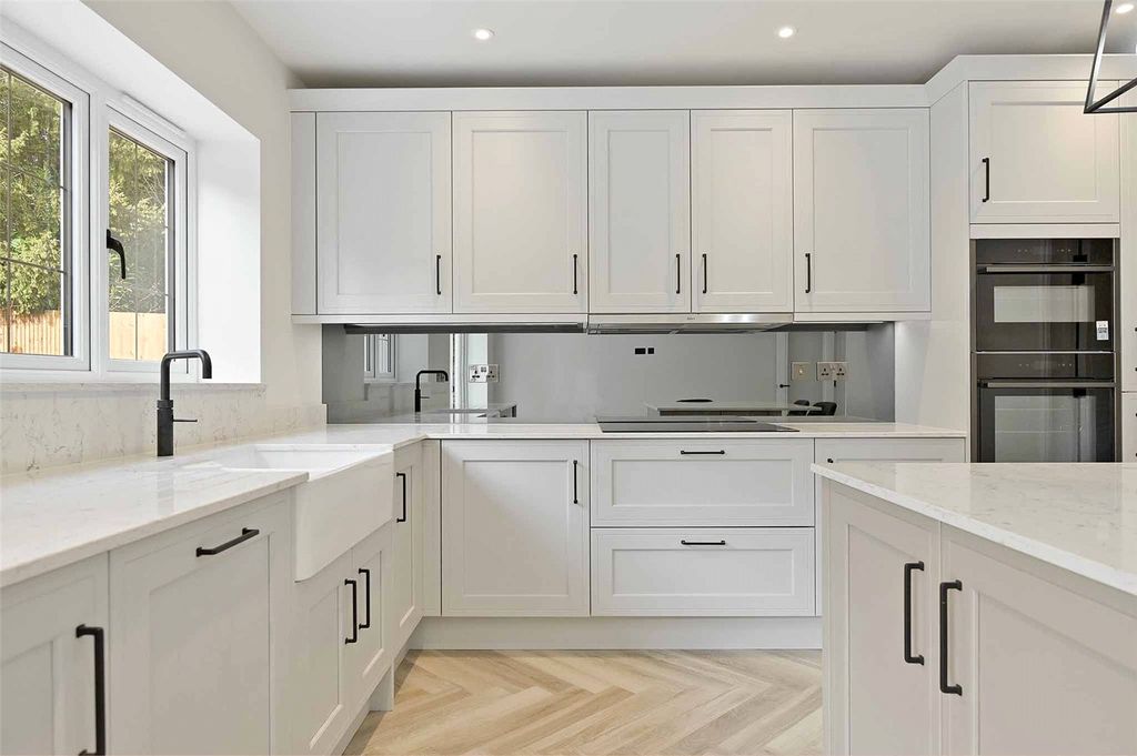 Property photo 3 of 27 Kitchen