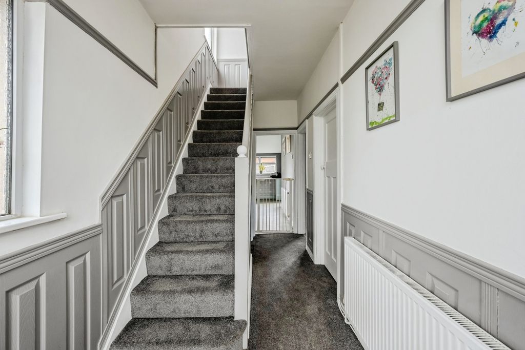 Property photo 2 of 18 Entrance Hall