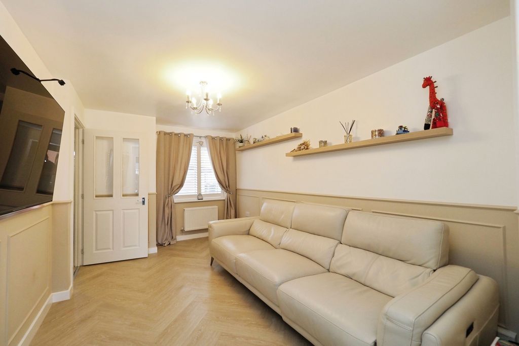 Property photo 2 of 16 Lounge