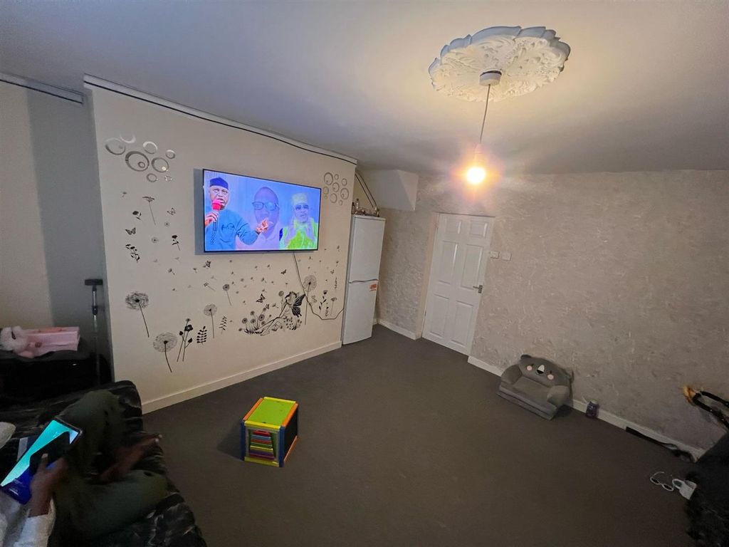 Property photo 2 of 8 Lounge.Jpg