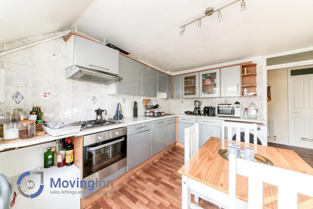 Property photo 3 of 11 Kitchen