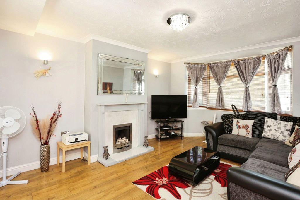 Property photo 3 of 12 Lounge