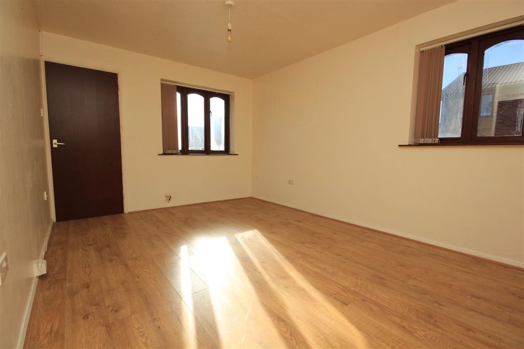 Property photo 3 of 10 Lounge 1