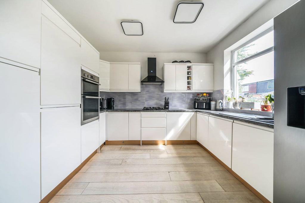 Property photo 3 of 16 Kitchen