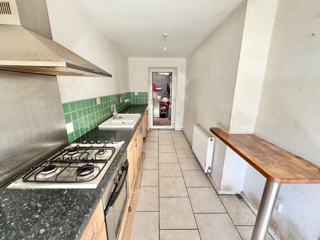 Property photo 3 of 10 Kitchen