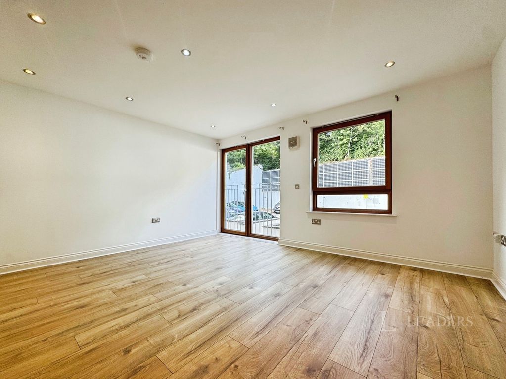 Property photo 3 of 7 Pbox-Img.Jpg