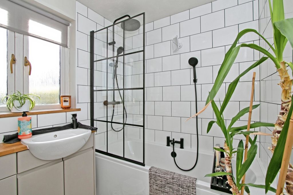 Additional image 10 of 2 bed flat for saleCalver Close, Penryn, Cornwall TR10