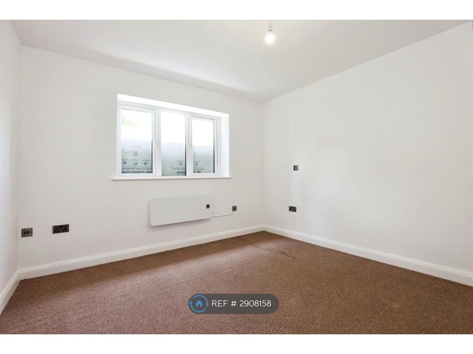 Property photo 3 of 6 Spacious Bedroom