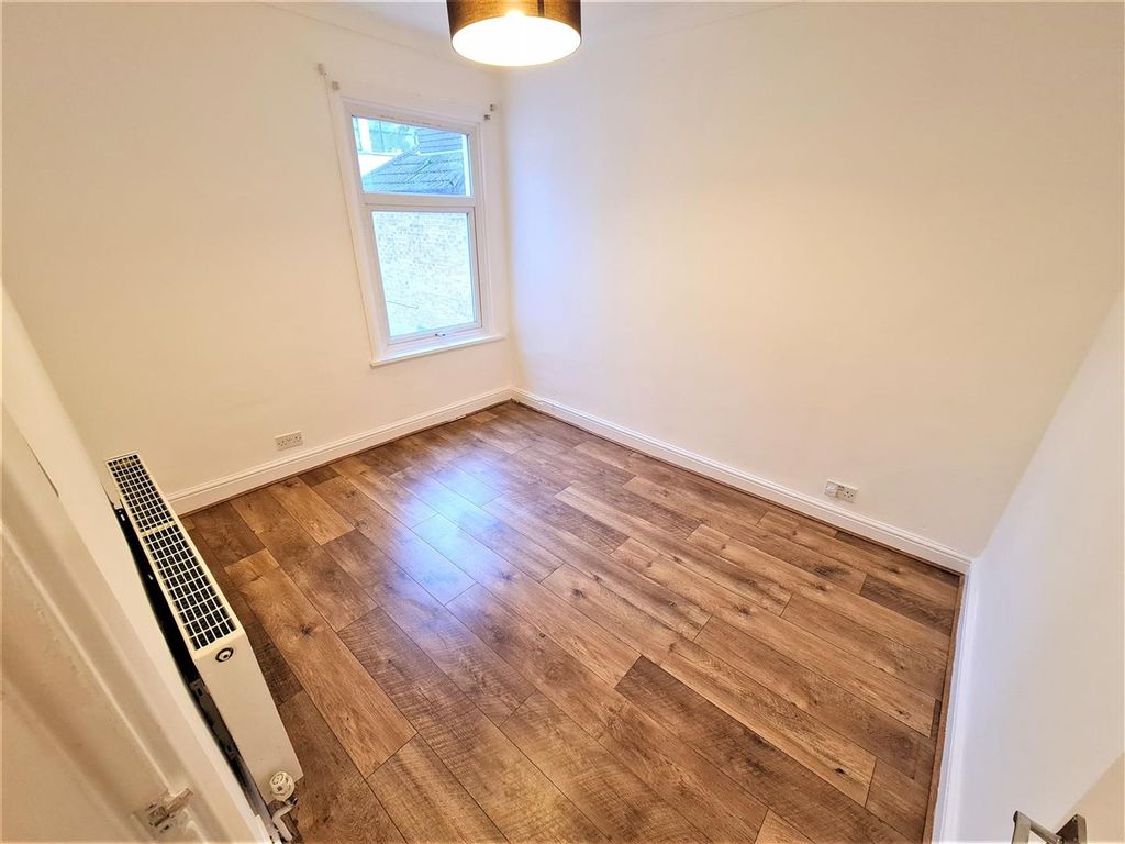 Property photo 2 of 6 Walpole Rd E18