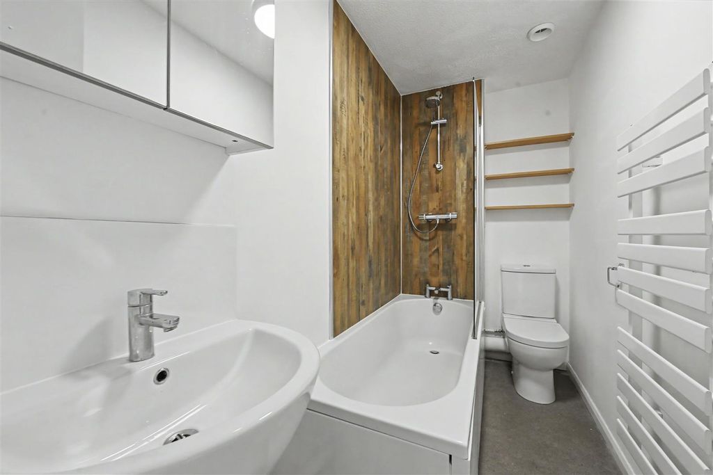 Property photo 3 of 14 Millford-Close-05.Jpg