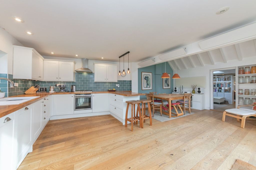 Property photo 2 of 30