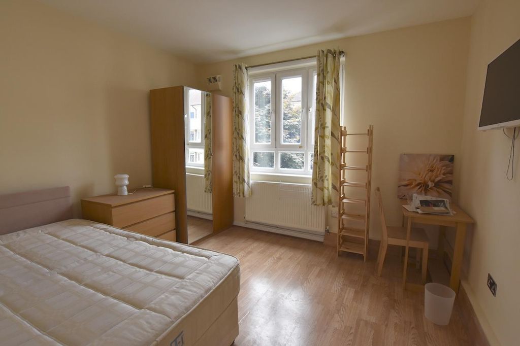 Property photo 3 of 6 Bed2.Jpg