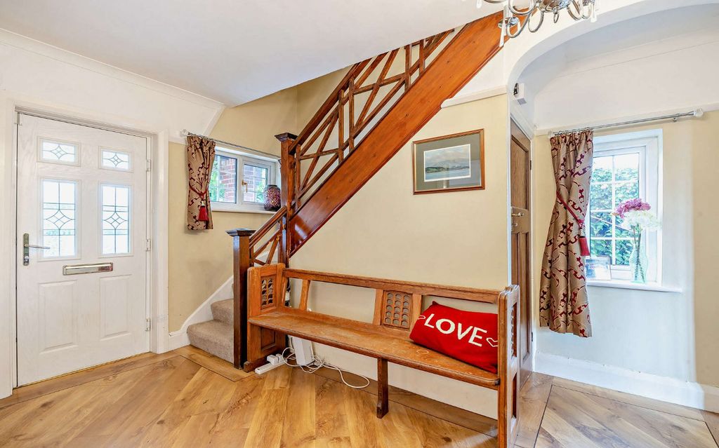 Property photo 3 of 22 Entrance Hall