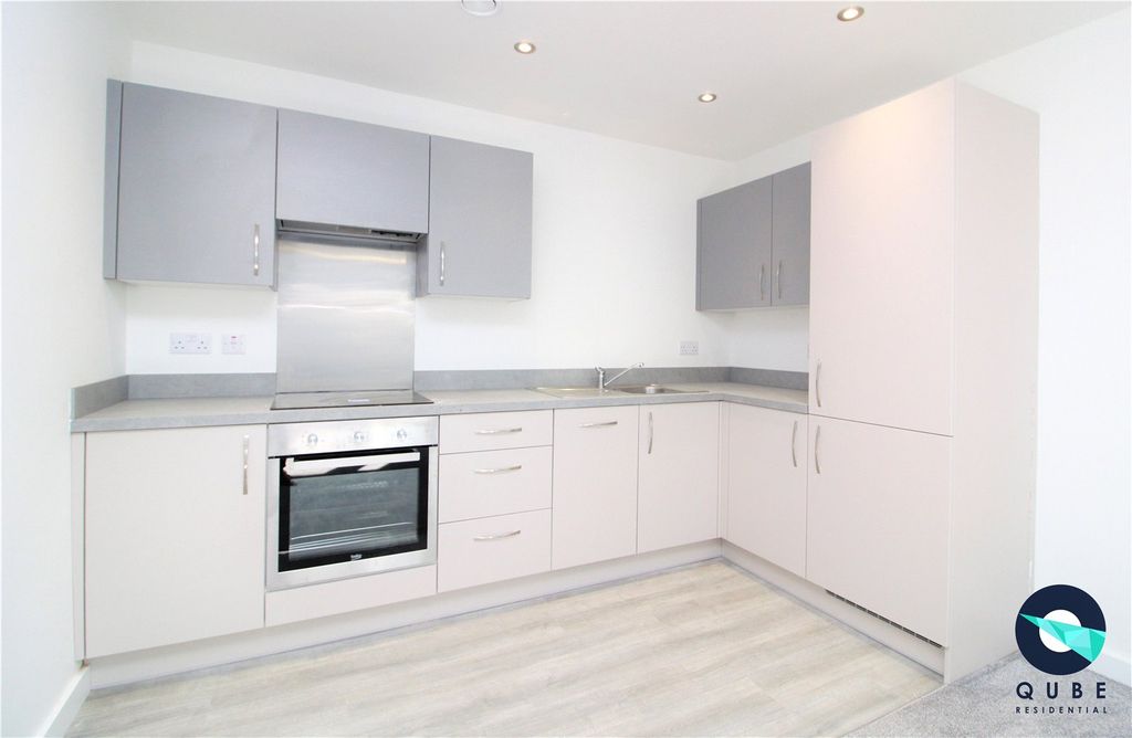 Property photo 3 of 10 Kitchen