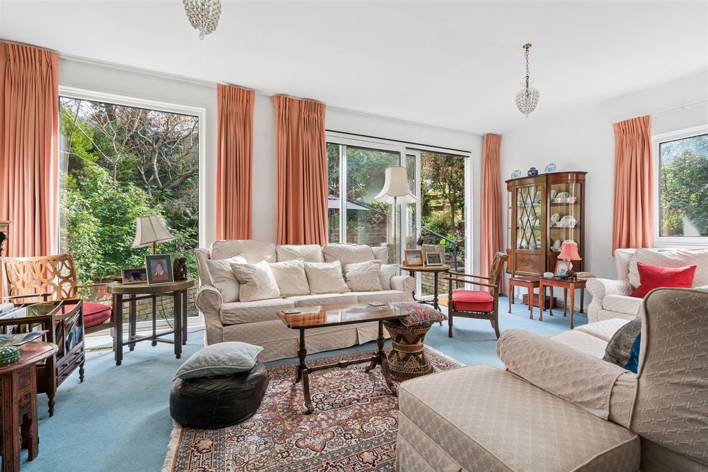 Property photo 2 of 14 Great Brownings, London, Se21 7Hp Reception 2