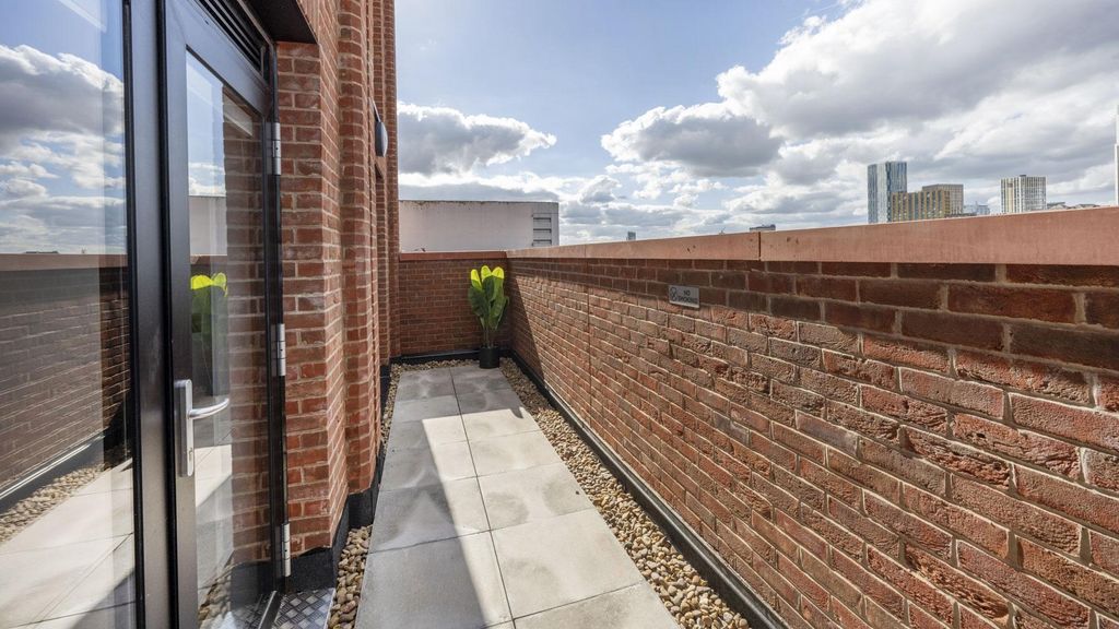 Property photo 1 of 28