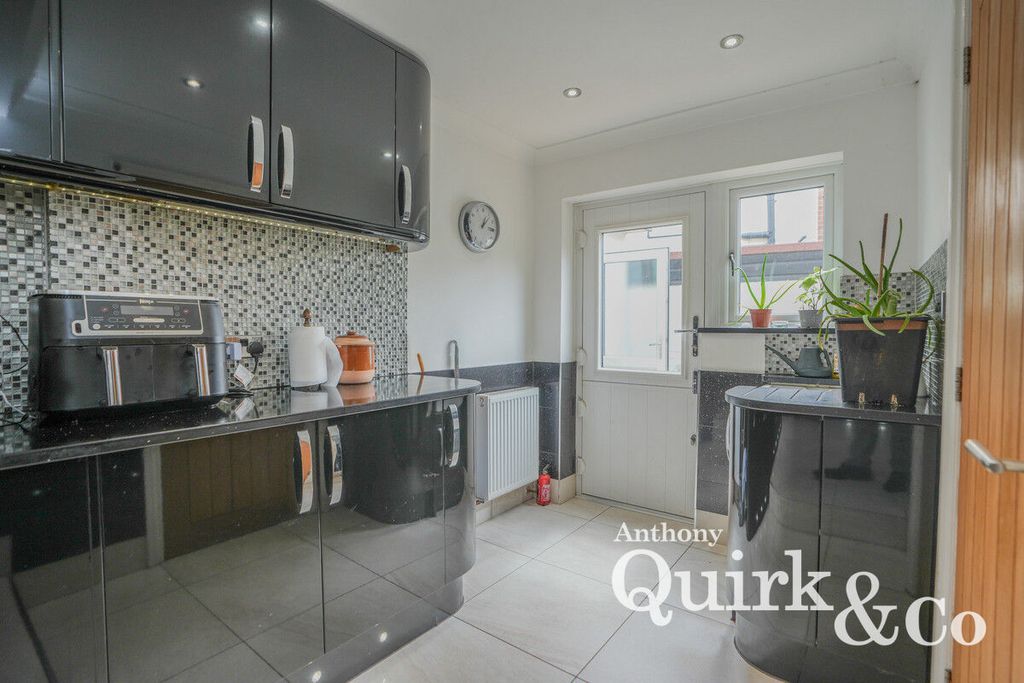 Property photo 3 of 32