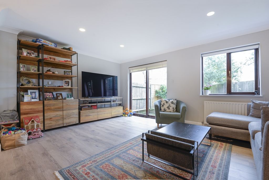 Property photo 2 of 11 Eliot Gardens