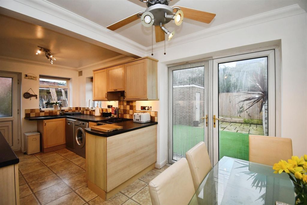 Property photo 3 of 17 Kitchen / Dining Room