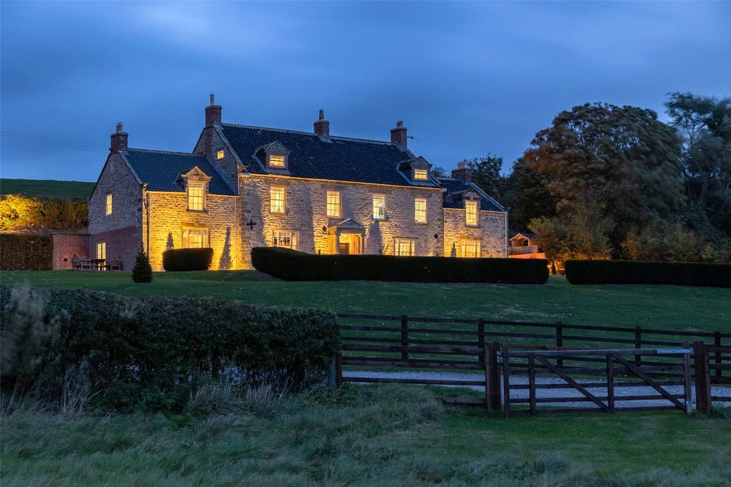 Property photo 2 of 22 Dusk External