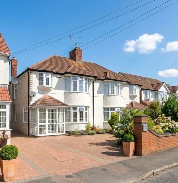 Property photo 1 of 14 Spacious 4-Bedroom Semi-Detached Family Home In Prime Hounslow Location