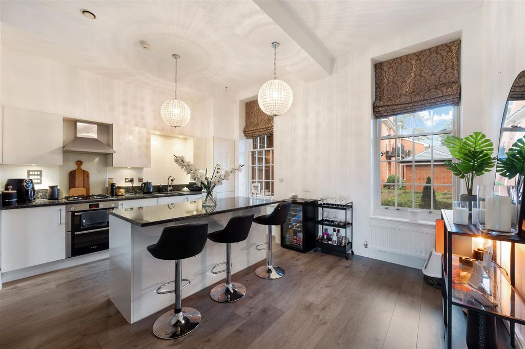Property photo 2 of 15 Frinton Court