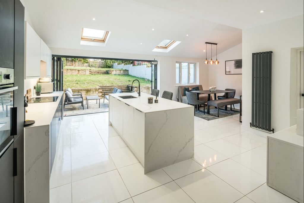 Property photo 1 of 28