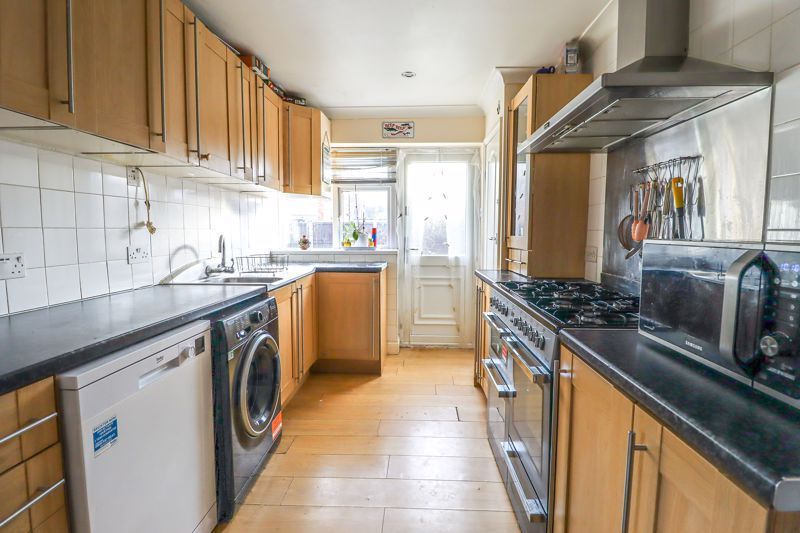 Property photo 3 of 11 Kitchen