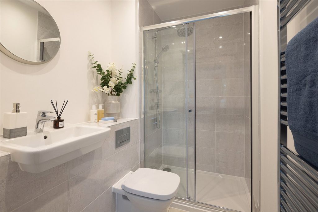 2 bed flat for saleStapleton Close, Egham, Surrey TW20 photo 5
