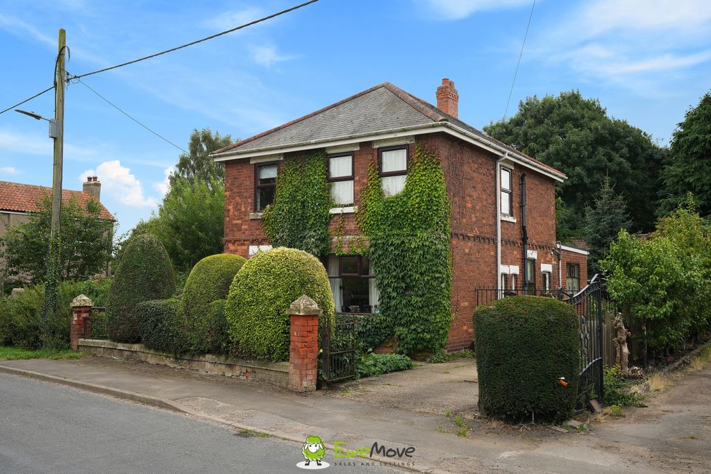 Property photo 2 of 16 Estate Agent Ewemove Scunthorpe Front Aspect