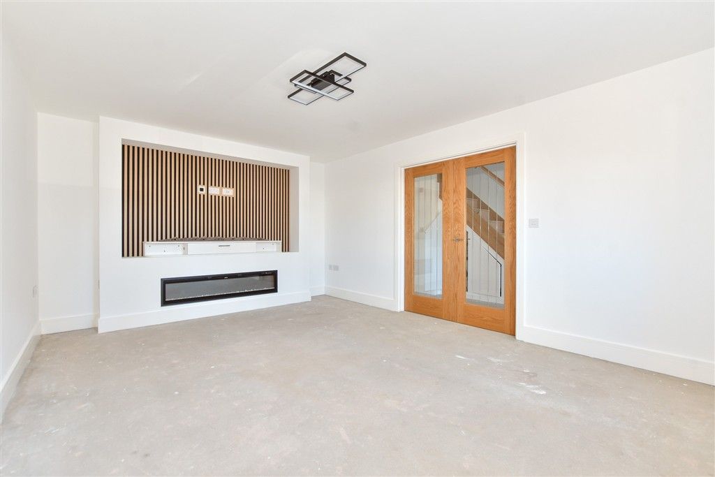 Property photo 3 of 14 Lounge