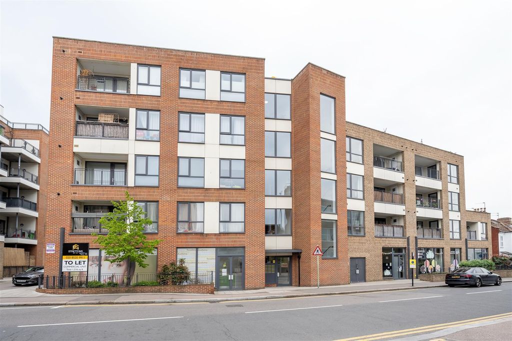 Property photo 2 of 18 Fulbourne Road, E17