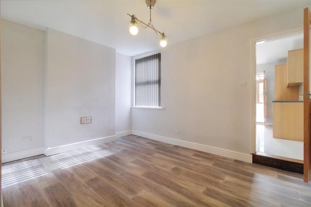 Property photo 3 of 16 4 Dining Room.Jpg