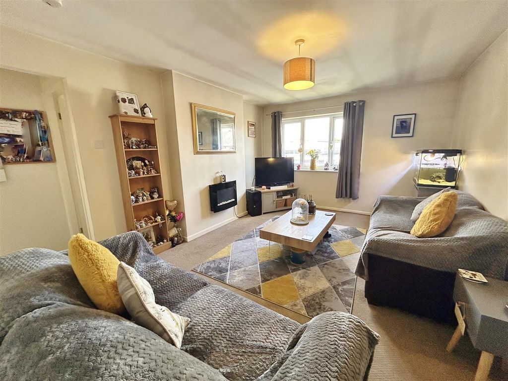 Property photo 2 of 11 Lounge