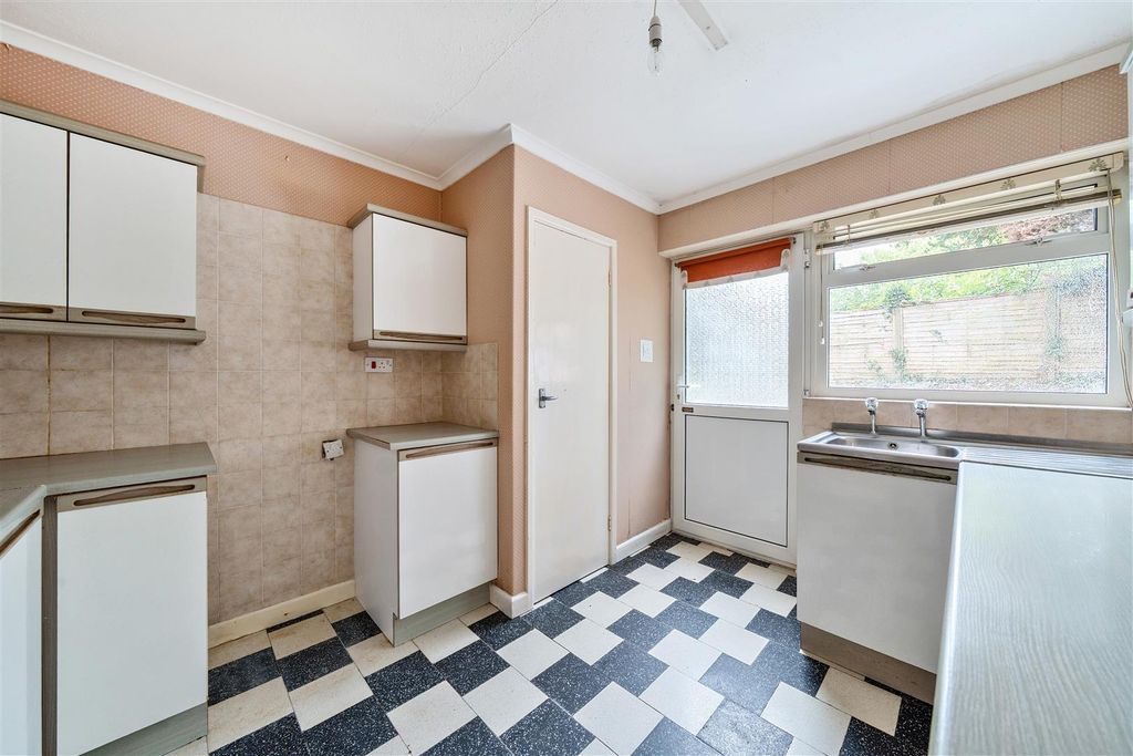 Property photo 3 of 11 Kitchen