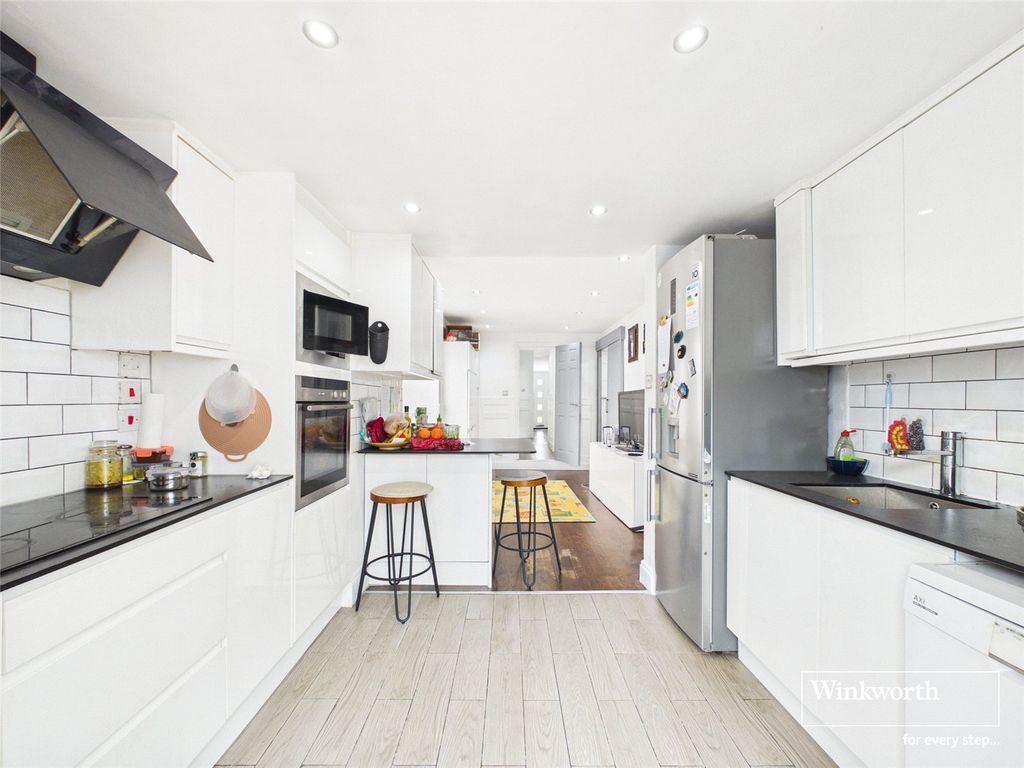 Property photo 3 of 17 Kitchen