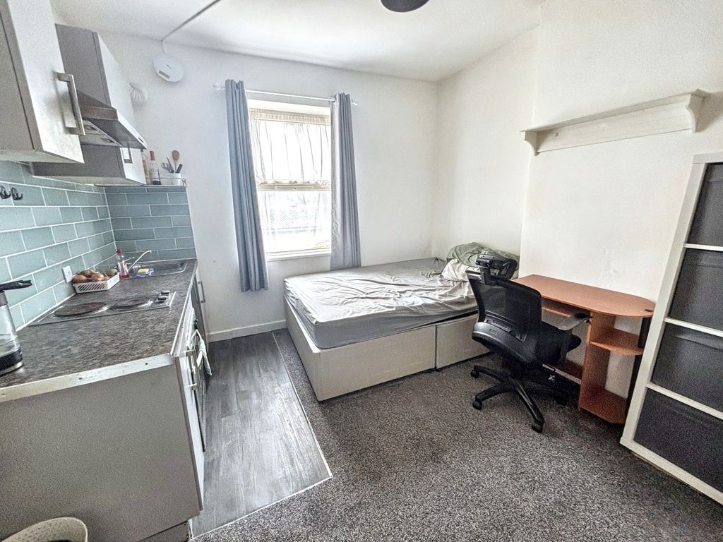 Property photo 1 of 4 Bright, Well-Kept Double Room With An Integrated K...
