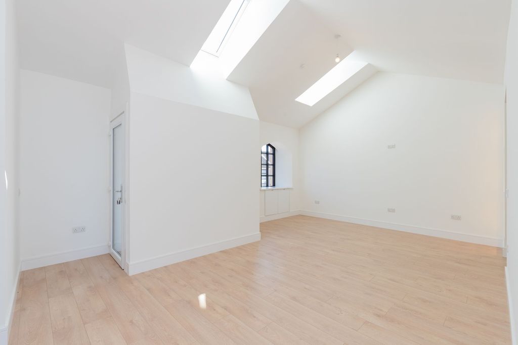 Property photo 3 of 33 Open Dining Lounge